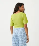 Blusa cropped de punto color rojo, con escote cruzado en V y mangas cortas.