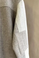 Camisa de hombre estilo leñadora con diseño patchwork en tonos beige y marrón. Presenta coderas, cartera americana y bolsillo ojal en el delantero. Confeccionada en lana fina sin teñir.