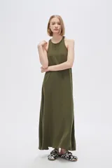 Vestido largo negro sin mangas de poliéster, holgado y con cuello redondo.