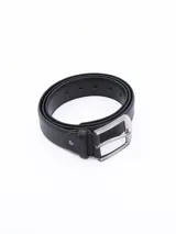 Cinturón de cuero negro con hebilla metálica plateada de forma rectangular.