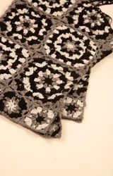 Musculosa tejida a crochet con cuadrados de la abuela en tonos marrón y beige.