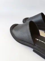 Sandalias negras de cuero con plataforma baja.