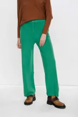 Pantalón de viscosa color celeste, de corte recto y tiro alto.