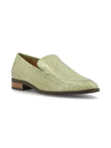 Zapato mocasín color verde claro con textura de piel de cocodrilo.