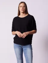 Buzo negro de tejido acanalado, marca Ninety, con mangas cortas japonesas y cuello redondo.