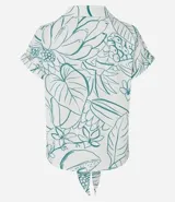 Camisa blanca con estampado floral en tonos verdes, de manga corta, cuello camisero y escote en pico. Tiene cierre con botones y lazo en el bajo.