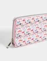 Billetera de cuerina estampada con cierre circundante y puller de material principal. Solapa con broche con botón para cerrado.