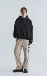 Pantalón cargo de corderoy color beige, de corte recto y calce regular, con seis bolsillos.