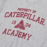 Remera gris de algodón con cuello en V y estampado frontal con el logo de Caterpillar, el año 1904 y la palabra 'Academy'.
