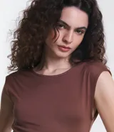 Vestido midi marrón de media malla, sin mangas, con escote redondo y espalda descubierta.