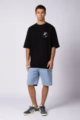 Remera blanca de corte oversize con estampa de un disco de vinilo y la frase 'Vinyl Up' en el pecho.