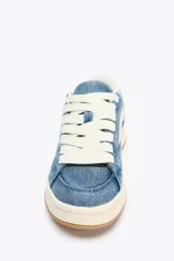 Zapatillas deportivas de denim azul con detalles en cuero sintético blanco.