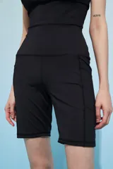 Biker negro ajustado, ideal para actividades deportivas y confort, de corte alto.