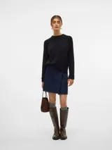 Sweater negro de punto con cuello redondo y ajuste regular.