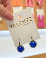 Aros colgantes con aro de acero plateado y dije circular azul con borde de strass.