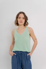 Musculosa tejida color azul eléctrico con hilo brillante, escote en “V” delantero y trasero.