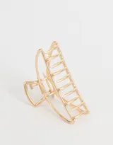 Broche plateado para el pelo con forma geométrica calada.