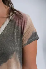 Vestido largo con estampado abstracto en tonos beige, marrón, verde y rosa. Tiene escote en V y mangas cortas. Confeccionado en viscosa con lurex dorado.