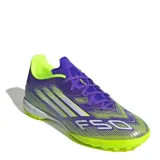 Championes de fútbol 5 Adidas F50 League TF unisex, color violeta con detalles en amarillo y blanco. Diseñados para césped sintético, con capellada Fiberskin, diseño Sprintgrid, lengüeta elástica, entresuela EVA y suela Sprintplate 360.