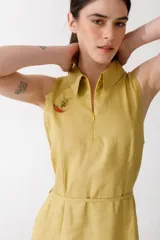Vestido midi negro con cuello camisero, sin mangas y cierre frontal con cremallera.