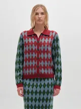 Cardigan de algodón con estampado de rombos en tonos marrón, beige y azul. Tiene cuello camisero, cierre frontal con botones azules y calce suelto.