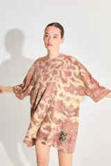 Sweater tipo remerón oversize en tonos marrones y amarillos con proceso artesanal batik, silueta amplia y manga caída.