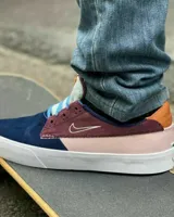 Championes de skate Nike SB Shane color azul marino, con detalles en marrón, beige y celeste.