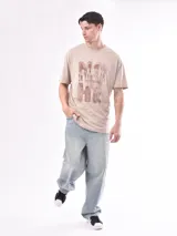 Remera color beige con estampa marrón con texto.