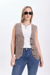 Chaleco de punto lurex color taupe con escote en V y cierre frontal con botones.