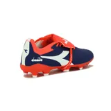 Championes de fútbol Diadora Dynamic Futbol MD, color azul marino con detalles en rojo y blanco.