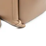 Bolso tote color beige, de cuero sintético, con doble asa de mano y correa bandolera desmontable y regulable. Tiene cierre superior, herrajes dorados y un bolsillo interno con cierre.