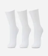 Kit de tres pares de medias deportivas largas de algodón blanco.