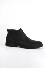 Bota de cuero color marrón oscuro, de caña media, con cordones y suela plana.