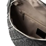 Riñonera negra de símil cuero con diseño acolchado con el logo de XL Extra Large bordado a lo largo de la parte frontal.
