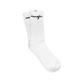 Par de medias blancas de algodón con texto bordado en negro.