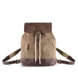 Mochila de tela color beige con detalles en cuero marrón. Tiene tapa volcada con hebilla y broche magnético, bolsillo frontal con cierre, bolsillos internos y correas regulables para la espalda.