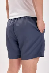 Short de baño azul marino con bolsillos laterales y cintura elastizada con cordón ajustable.