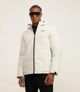 Campera deportiva blanca con capucha, cierre frontal con cremallera, bolsillos laterales y logo estampado en el pecho.
