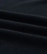 Remera masculina de manga larga, color azul marino oscuro, con textura waffle y cuello redondo con tapeta de tres botones (estilo henley).