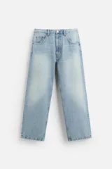 Pantalón de jean celeste de corte amplio, con cinco bolsillos, efecto lavado y cierre frontal con cremallera y botón.