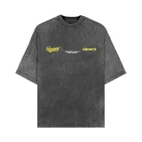 Remera de algodón 100% color gris oscuro con efecto acid washed. Estampa grande en la espalda con el logo "Venefo" en amarillo y texto en blanco que incluye "Industries Company \ 004®1994" y "Worldtribe Co".