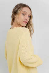 Sweater azul de punto medio, amplio, suave, con escote a la base y puños en mangas y en acabado inferior.
