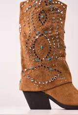 Bota texana color camel de caña media, con apliques de tachas plateadas y turquesas.