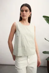 Blusa sin mangas con estampado a rayas verticales color verde y blanco.