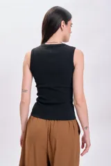Musculosa negra de tejido rib con cuello redondo y sisas anchas.