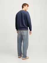 Buzo azul marino de manga larga y cuello redondo, con estampado frontal que dice "Originals Studio brought to you by Jack&Jones designed in Copenhagen".