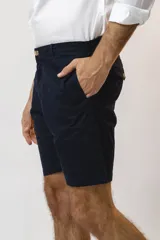 Bermuda color marrón claro, de corte recto y largo a la rodilla.