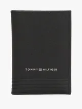 Billetera Tommy Hilfiger negra de piel con logo en relieve en el frente y múltiples ranuras interiores para tarjetas.