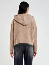 Sweater de punto con capucha, color beige claro, de textura peluda y suave, con corte cropped.