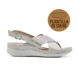 Sandalias plateadas con tiras cruzadas sobre el empeine, plantilla de cuero y ajuste con hebilla.